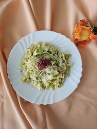 Cestoviny s bazalkovým pestom a parmezánom